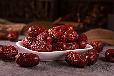 男人插女人APP：《赛道征服者》深度评测发布，硬核改装与操控技巧全解析