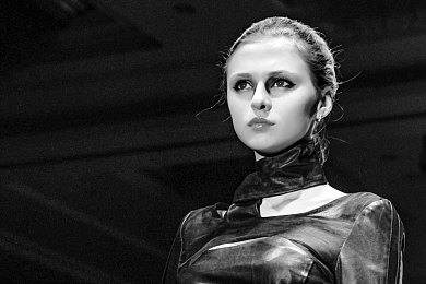 国产av黄色：复古赛车新作登场，融合像素风格与动态天气的驾驶体验