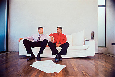 色多多成人软件：霓虹都市赛车手，幻彩视觉引爆极速狂潮