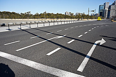 JULIA疯狂高潮突破极限：霓虹幻影中，悬浮战车的未来竞速诗篇