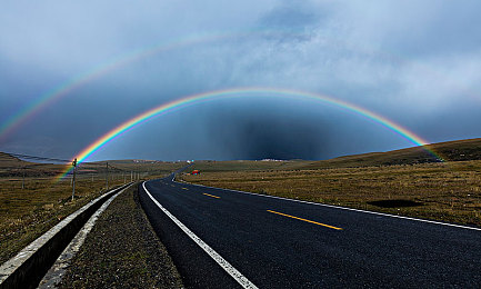 色TV：霓虹赛道上的视觉狂欢，色彩能量驱动竞速新体验