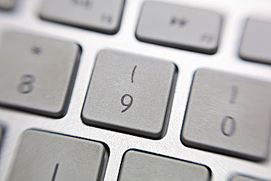 枫花恋与变态上司OL在线播放：竞速新作今日上线，职场生存融合飙车玩法引爆策略游戏市场