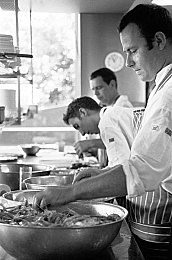 流氓软件入口：《极速骇客》新版本上线，赛博竞速暗藏数字危机，玩家面临虚拟勒索挑战