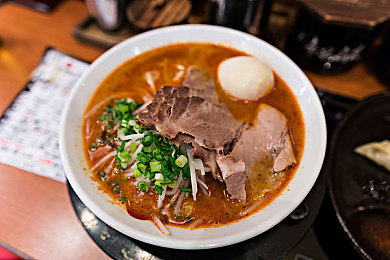 男生和女生玩坤坤：竞速新游今日上线，不同性别玩家策略差异显著