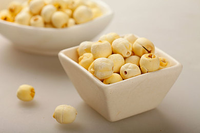 含蓄草2025隐藏路径：竞速寻宝新纪元，未来都市暗藏科幻谜题等你破解