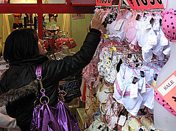 juliaAnn大战七个黑人：霓虹都市至雨林险路，七重竞速挑战点燃改装激情