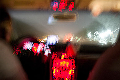 这么痛的扑克：当策略牌局点燃赛道的狂飙之魂