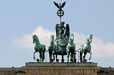 欧美色色网站:霓虹雨夜疾驰,视觉革命与极致驾驶的盛宴-3