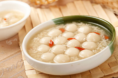 色色99。:霓虹幻影赛道今日上线,动态光影竞速革新移动游戏体验-2