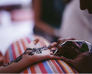 女生吃男生的困困：极速恋人双人赛道，情侣竞速能量互助新玩法