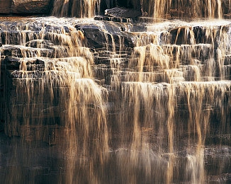 汉服齐胸襦裙被喷水：国风武侠新游以物理引擎革新服饰交互，湿身系统引发玩家战术探索