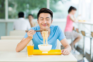 男生和女生差差的软件：竞速轰鸣与云端漫游，方向盘上的多元渴望之旅