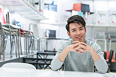 俩人在床上打扑克：夜幕对弈，枕畔策略王座争锋