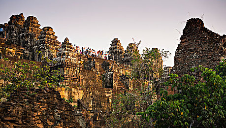 欧美色色网站：霓虹雨夜疾驰，视觉革命与极致驾驶的盛宴
