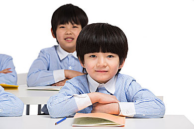 蜜桃成人影片：复古赛车新作引爆社群，深度改装与赛博朋克世界掀起竞速热潮