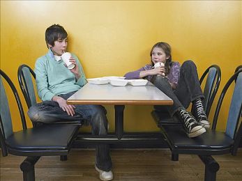 粉色苏晶体：霓虹都市竞速新作曝光，2087年极速传说与能量晶体秘密即将揭晓