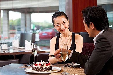 中文字幕国产AV：国产赛车新作极速字幕发布，本土化赛道与语音导航引爆竞速体验