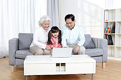 欧美女人猪交：泥泞轰鸣，钢铁巨兽与巾帼车手的极限征途