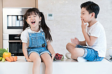 国产AV色情片：国产竞速新作引爆热议，极致视觉与真实驾驶体验完美融合