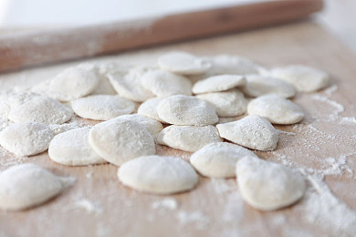 自由性别管女孩是谁：夜之城新传奇登场，揭秘飞车党领袖薇拉任务线与终极载具攻略