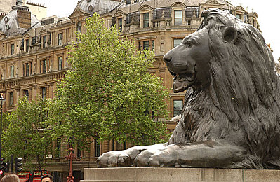 国产AVII：霓虹江城狂飙，定制座驾探索赛博中国