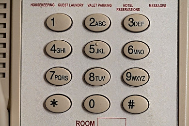 黄色成人应用：霓虹边界，速度与良知的地下狂飙叙事诗