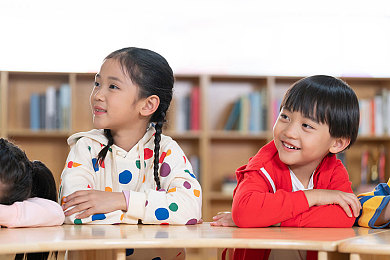 按摩师玩弄贵妇69Spa：竞速新作颠覆想象，特工伪装引爆霓虹都市狂飙热潮