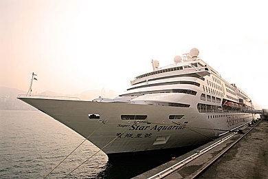 迪丽热巴被 到喷白浆：霓虹雨夜极速对决，全新喷射系统引爆视觉盛宴