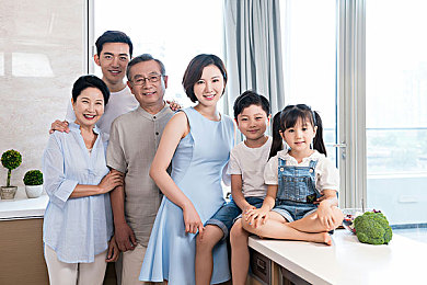 一亲二抱三亲四亲五亲正确答案：极速狂飙，暗码寻踪，幻影终现