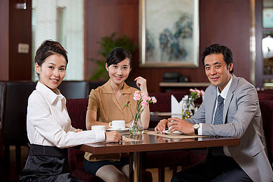 一小孩和妈妈摘萝卜：温馨田园新作丰收物语，亲子协作共筑家庭记忆