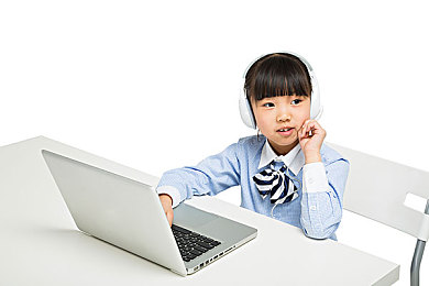 男同18+：极速赛道交织炽热情感，双重冒险挑战终极浪漫