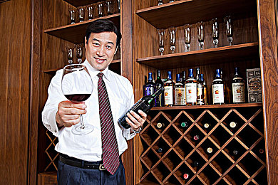 水母娘娘40公分消失术什么意思：竞速游戏惊现高阶技巧，隐身超车引爆玩家热议