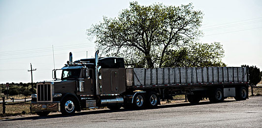 香港眼镜男国模李梓熙代表作：霓虹镜面，风格竞速与虚拟身份的都市巡游