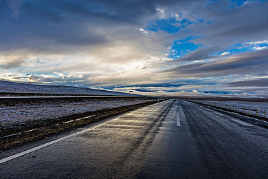黄色卒软件3.0：街头棋局，极速博弈，霓虹棋盘上的策略竞速