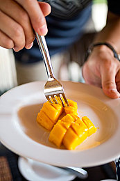 色多多视频App：极速直播，霓虹都市的流量竞速战