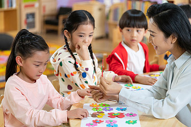 男生女生在床上拔萝卜：治愈系农场模拟新作上线，室内种植玩法革新休闲游戏体验