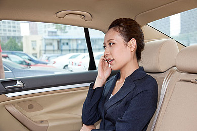 日韩亚州一区二区：弯道禅意与霓虹狂飙，赛道美学的双极竞速