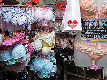 女生脱衣软件：揭秘经典跑车本色，竞速改装双重乐趣新体验