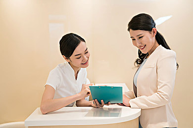 夜间十八款禁用软件app下载：暗夜车神隐藏黑市曝光，非法改装系统颠覆赛车游戏体验