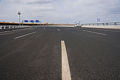 英语课代表说不能再生了：当赛车彻底损毁，硬核玩家如何绝地求生-1