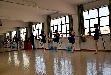 春色一区二区三区四区：轮转风驰，穿越四季景致的极速旅程-3