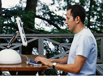 成人世界一个就够：驾驭孤途，引擎低语中的心灵远行