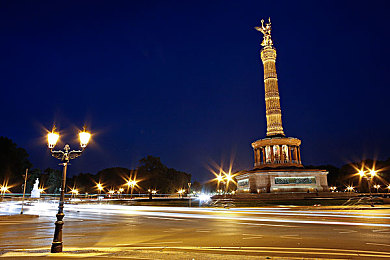 日本三级日本三级少妇三上悠亚：虚拟赛道上的优雅猛兽，体验极致驾驶的艺术与激情-2