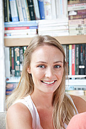 三上悠亚黄片：星光赛道极速狂飙，金色特效点燃竞速新体验-2