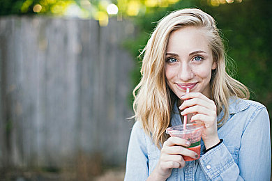 成人蜜桃AV：霓虹夜道与峡谷雨战，硬核竞速暗藏策略陷阱