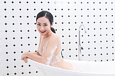 美女脱衣服的视频app大全：极速衣橱，赛道幻装，虚拟车模风尚竞速录