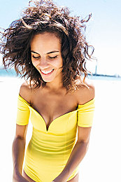 成人蜜桃AV：霓虹夜道与峡谷雨战，硬核竞速暗藏策略陷阱-2