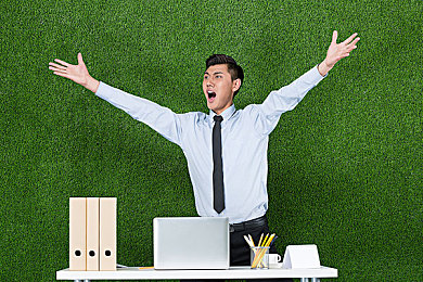 打扑克牌剧烈运动：极速策略，卡牌狂飙，脑力与速度的赛道交锋