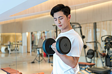 人妻激情视频：深夜狂飙守护隐私，驾驶游戏融合情感叙事引发热议