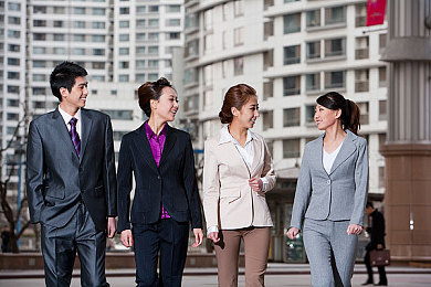 成人黄色App：霓虹深渊，疾驰迷踪，数据迷雾中的速度伦理博弈-3